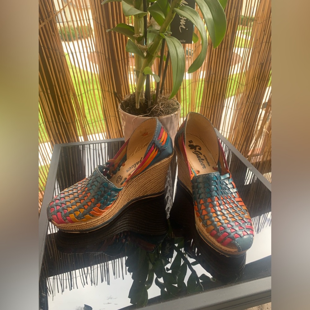 Authentic Mexican shoes made of cuero mexicano. Size 6 but run big will fit 6.5